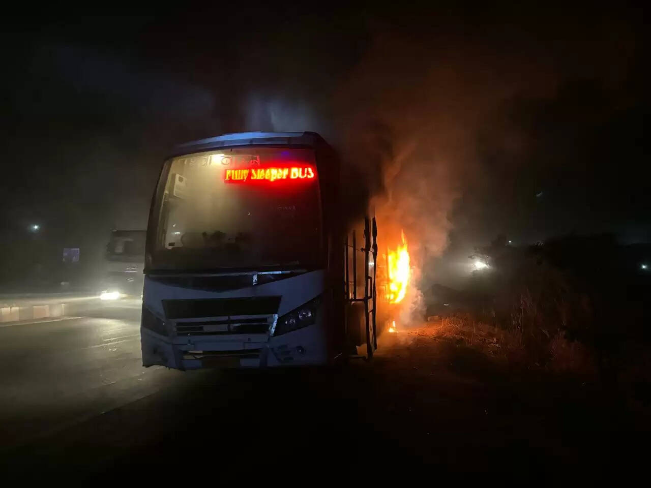 कुंभ नहाने जा रहे श्रद्धालुओं से भरी बस में लगी आग, कूद कर बचाई जान