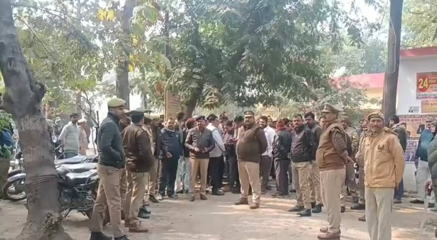 मुसा​फिरखाना में एसडीएम - राजस्व कर्मियों और अधिवक्ताओं के बीच हाथापाई की नाैबत , छावनी बना तहसील परिसर