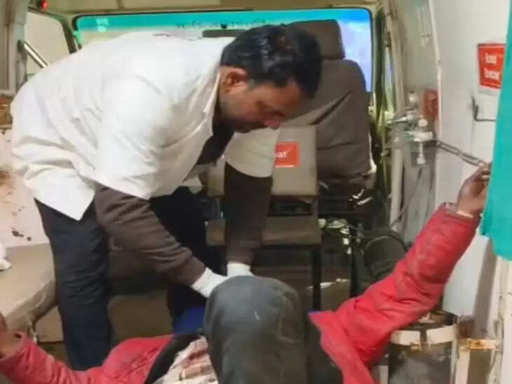 सुलतानपुर में बेकाबू पिकअप पलटने से कई श्रद्धालु घायल