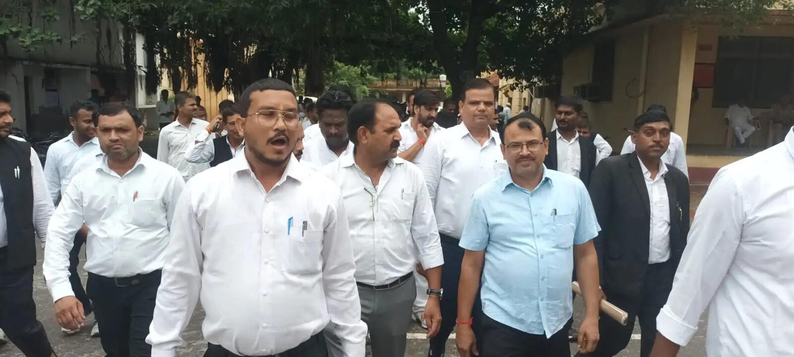 जौनपुर में अधिवक्ताओं ने आयु सीमा प्रस्ताव का किया विरोध किया प्रदर्शन