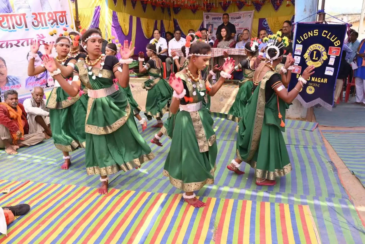 कोरबा: वनांचल में पहुँची सरोज पांडेय, करमा व सुवा नृत्यों के साथ हुआ पारंपरिक स्वागत