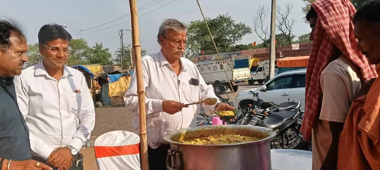 तपती गर्मी में पेयजल और खिचड़ी वितरित कर रहा मारुति नंदन भंडार