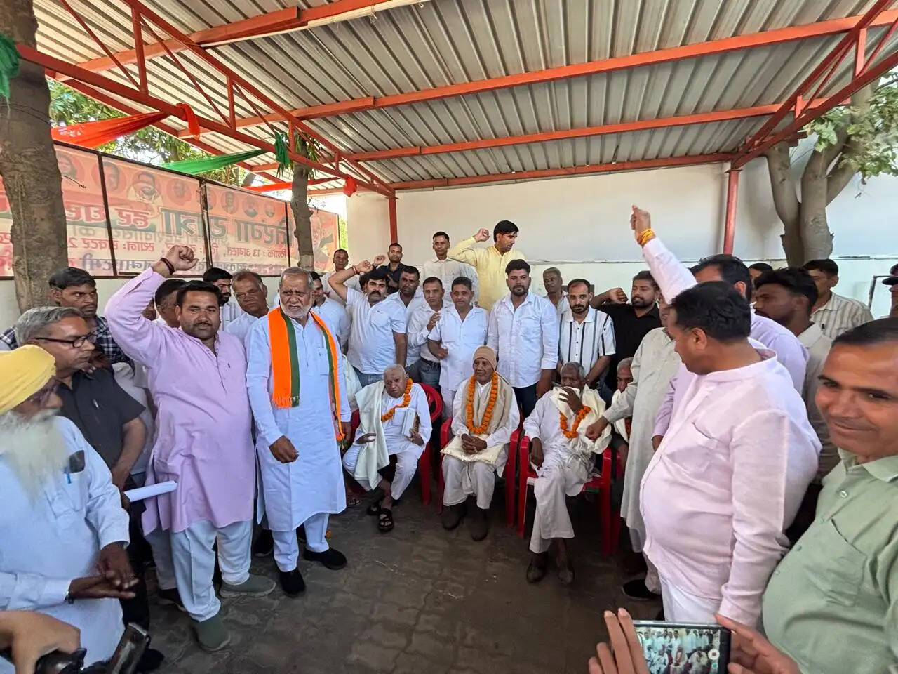 कैथल: ढाेल की थाप पर नाच कर कार्यकर्ताओं ने मनाया भाजपा का स्थापना दिवस