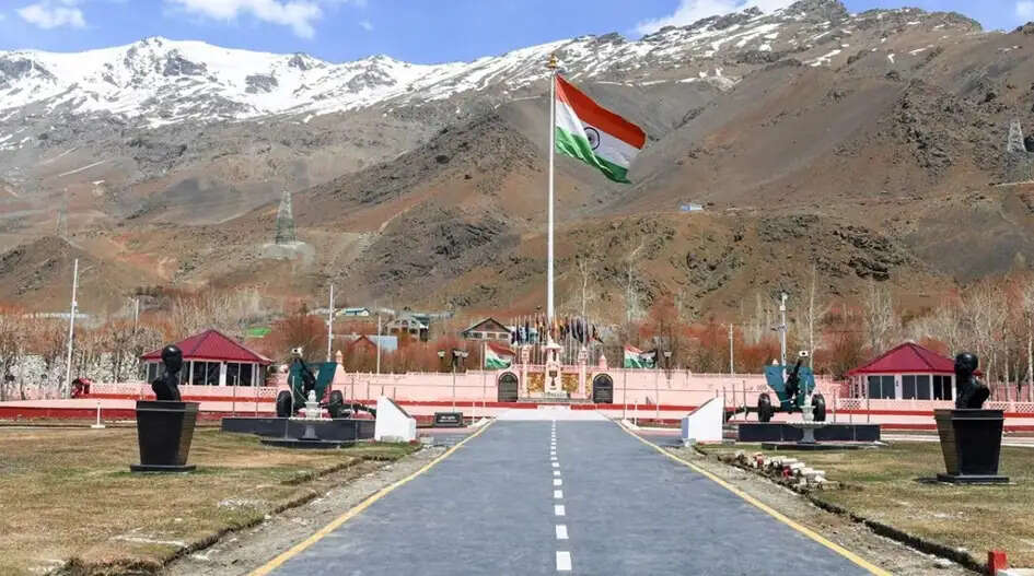 राष्ट्रपति मुर्मु, उपराष्ट्रपति राधाकृष्णन, प्रधानमंत्री मोदी, अमित शाह, सिन्हा ने अर्पित की कारगिल विजय दिवस पर वीर योद्धाओं को श्रद्धांजलि
