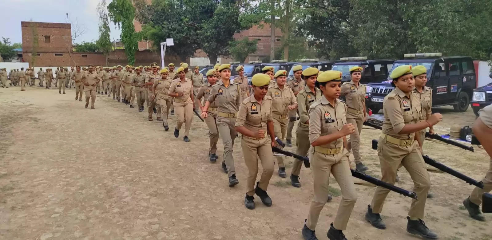 मीरजापुर : पुलिसकर्मियों से करवाया ड्रिल, लगवाई दौड़