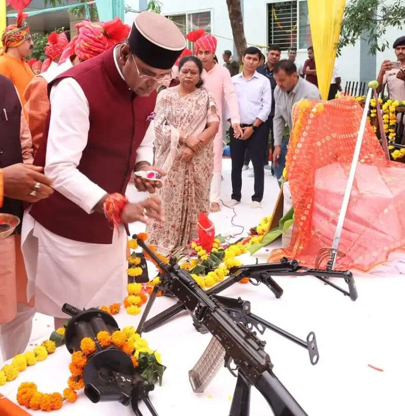 मप्रः विजयादशमी पर भोपाल में मंत्री सारंग ने किया शस्त्र-पूजन