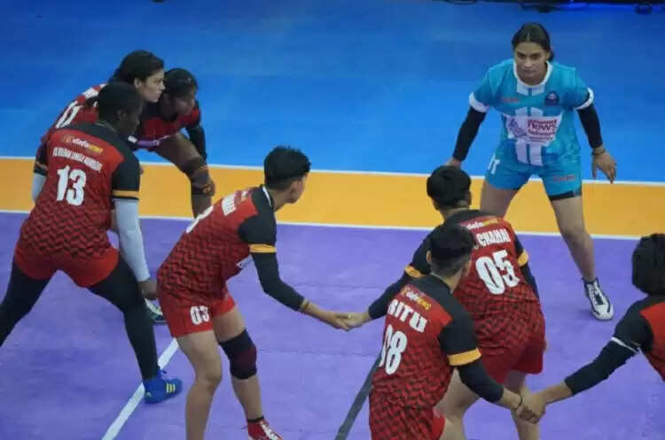 ग्लोबल इंडियन प्रवासी कबड्डी लीग में लैंगिक समानता की नई पहल, पुरुषों के समान मैट साइज पर खेल रहीं महिला खिलाड़ी