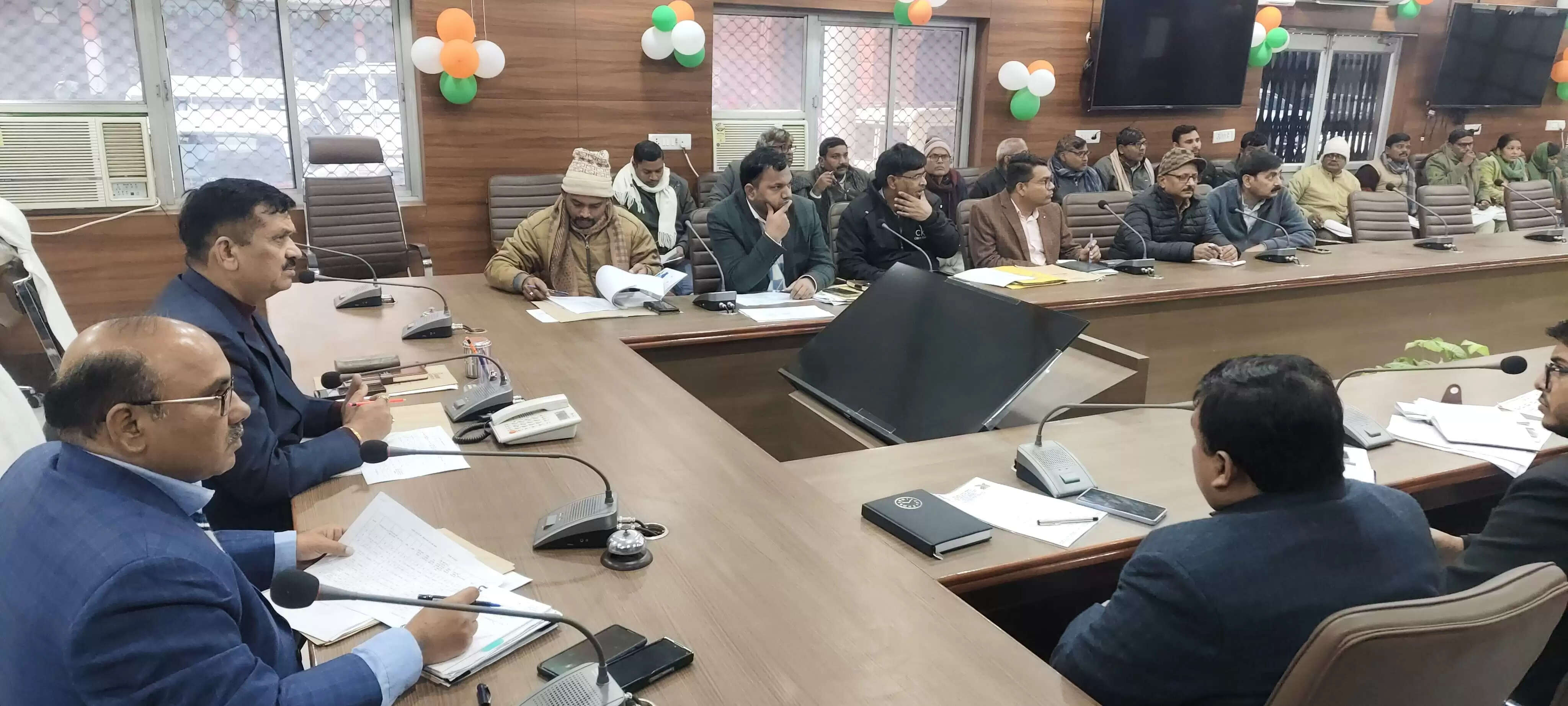 किसानों के भूमि अधिग्रहण मुआवजा मामलों का त्वरित निस्तारण किया जाए : जिलाधिकारी