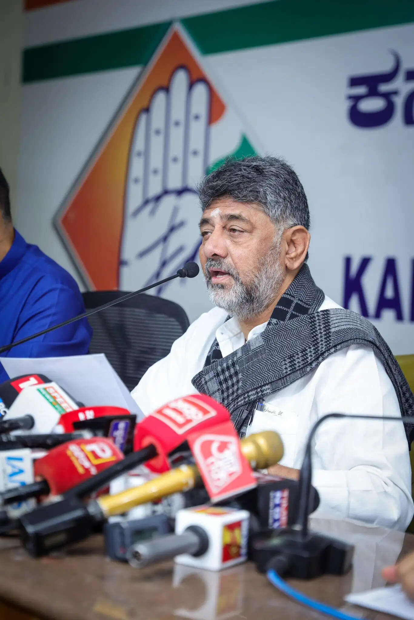 भाजपा की ‘उज्ज्वला’ योजना अब ‘लकड़ी भाग्य’ में बदली: डीके शिवकुमार