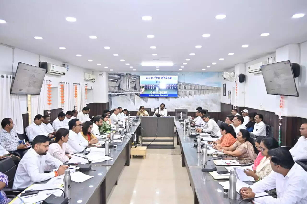 धमतरी: समय-सीमा की बैठक में कलेक्टर ने कहा विकास कार्यों में बर्दाश्त नहीं की जाएगी लापरवाही