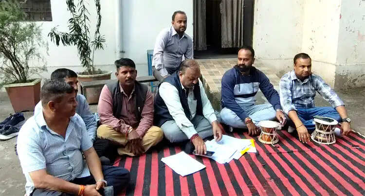 यूनीपोल आवंटन में भ्रष्टाचार का आरोप, नगर आयुक्त कार्यालय के बाहर धरने पर बैठे कांग्रेसी
