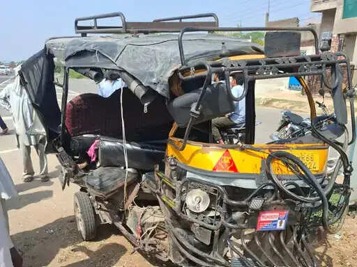 नारनौल में कार की टक्कर से ऑटो पलटा, एक महिला की मौत, ग्यारह लोग घायल