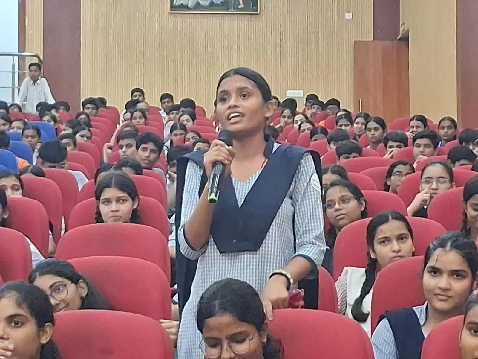 सारण में जिलाधिकारी ने युवाओं से किया सीधा संवाद ,कहा बनें जिम्मेदार नागरिक