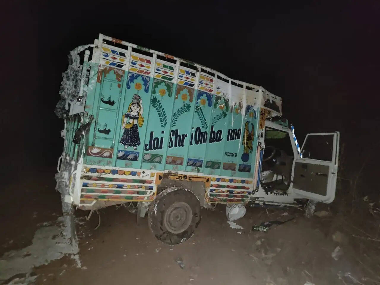 पिकअप खाई में गिरी, यूपी-जयपुर के तीन मजदूरों की मौत