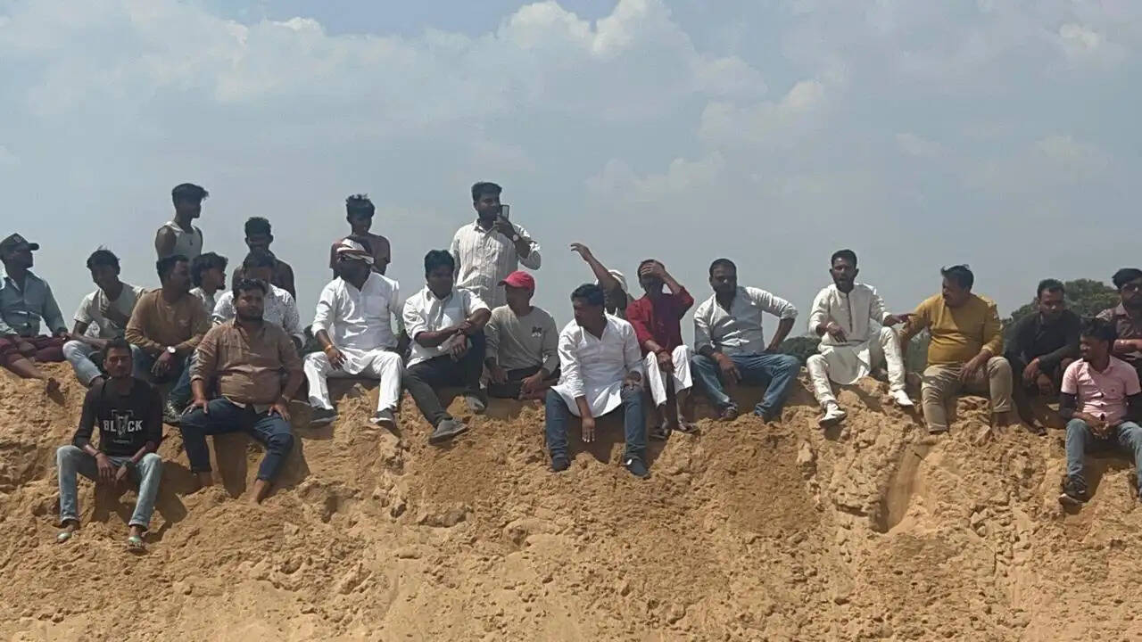 अनूपपुर: अडानी की कंपनी ने केवई नदी पर बांध बना रोका जल प्रवाह, कांग्रेस ने किया प्रदर्शन