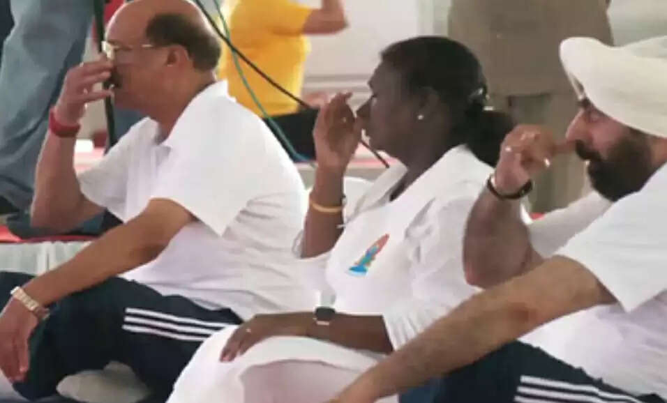 देवभूमि योगमय, राष्ट्रपति मुर्मु ने देहरादून में किया योग, कहा-देश के योग, चेतना और विरासत का केंद्र है उत्तराखंड