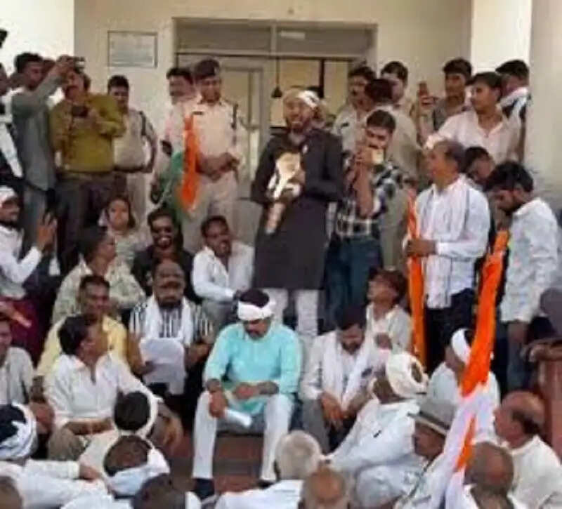 रतलाम में किसानों की मांगों को लेकर कांग्रेस का प्रदर्शन, पुलिस&nbsp;ने&nbsp;चलाई&nbsp;वाटर कैनन