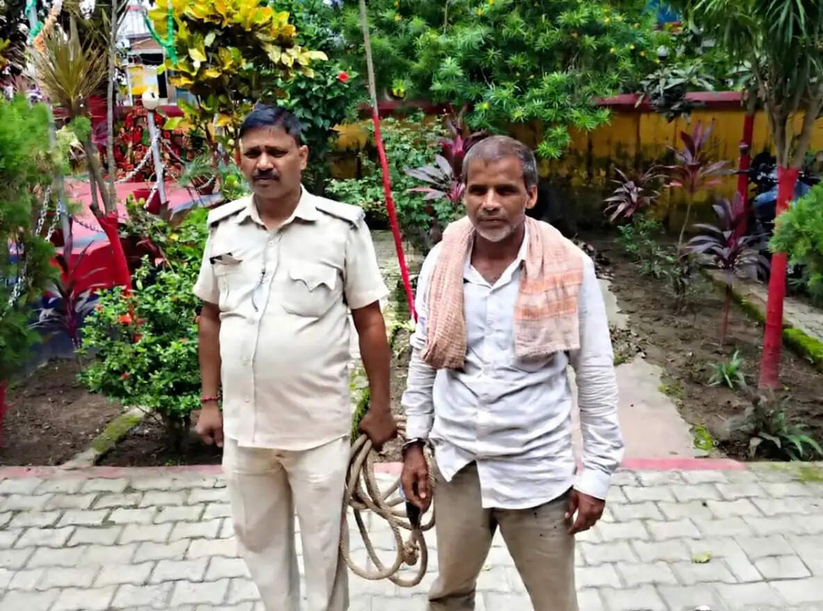 25 साल से फरार वारंटी अभियुक्त गिरफ्तार, कुर्की वारंट पर पुलिस की कार्रवाई