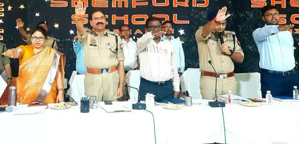 विंध्यधाम : साफ-सुथरी वर्दी धारण करेंगे पुलिसकर्मी, पढ़ाया अनुशासन का पाठ