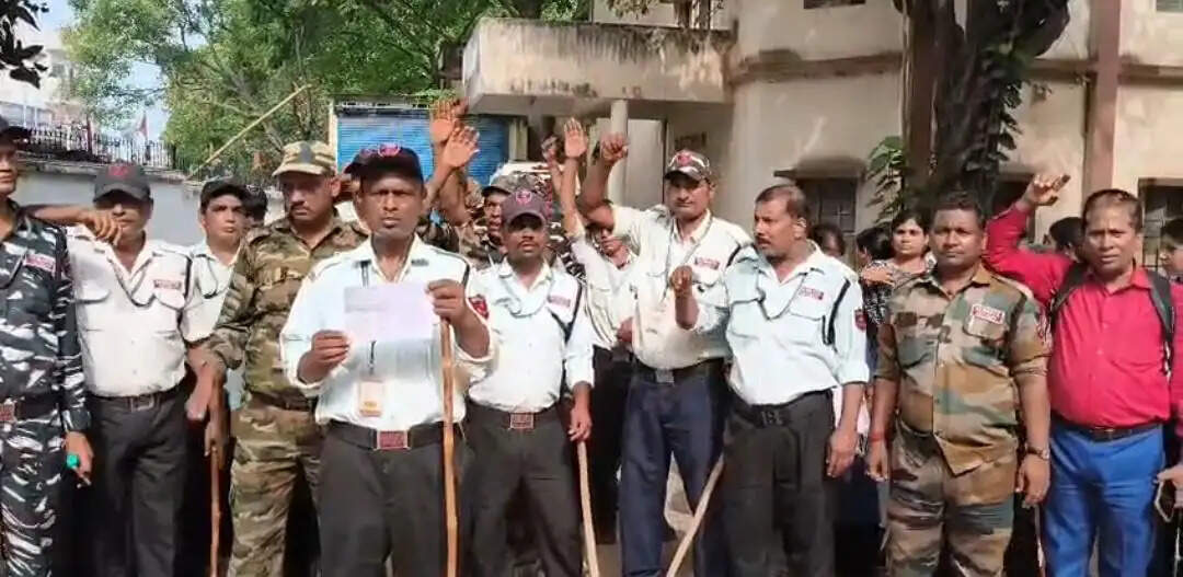 वेतन बढ़ाने की मांग को लेकर सुरक्षा कर्मियों ने किया प्रदर्शन