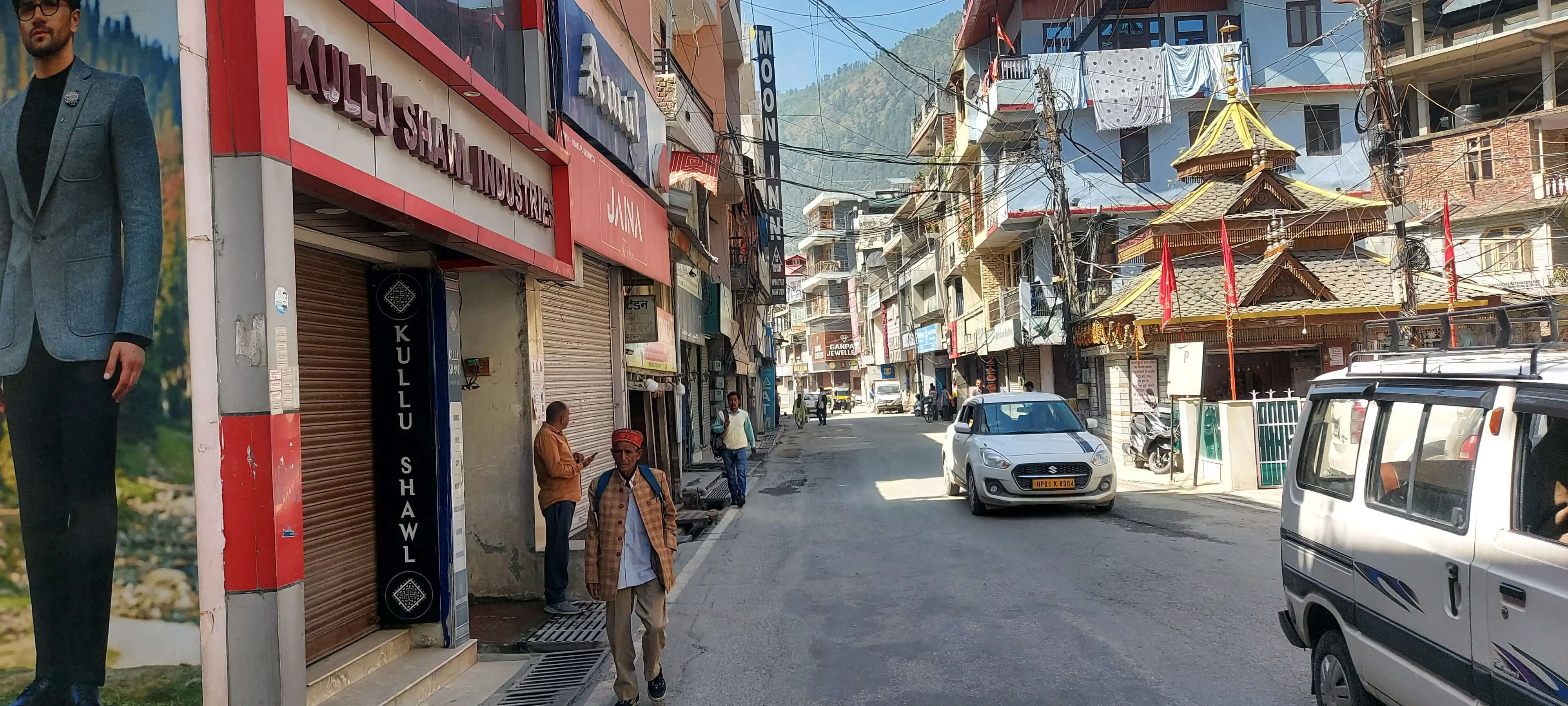 कुल्लू में पहलगाम आतंकी हमले के विरोध में बंद रहे बाजार