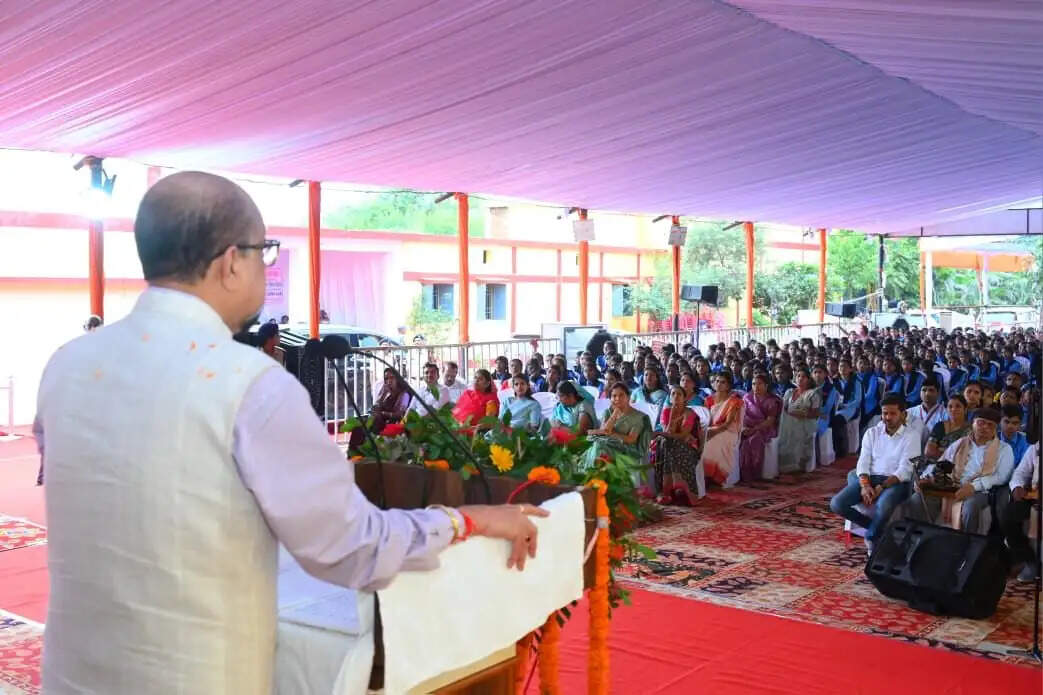 लक्ष्य हासिल करने के लिए जुनून जगाएं और मेहनत करें : राज्यपाल रमेन डेका