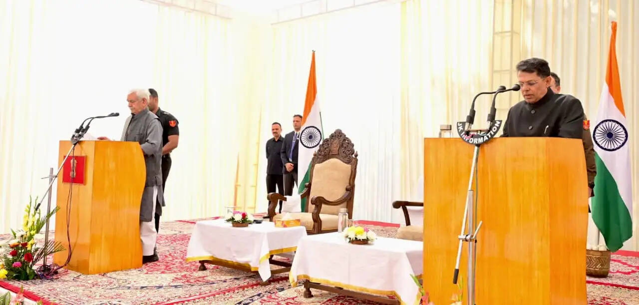 जम्मू-कश्मीर के राज्य निर्वाचन आयुक्त बने शांतमनु, उपराज्यपाल मनोज सिन्हा ने दिलाई शपथ