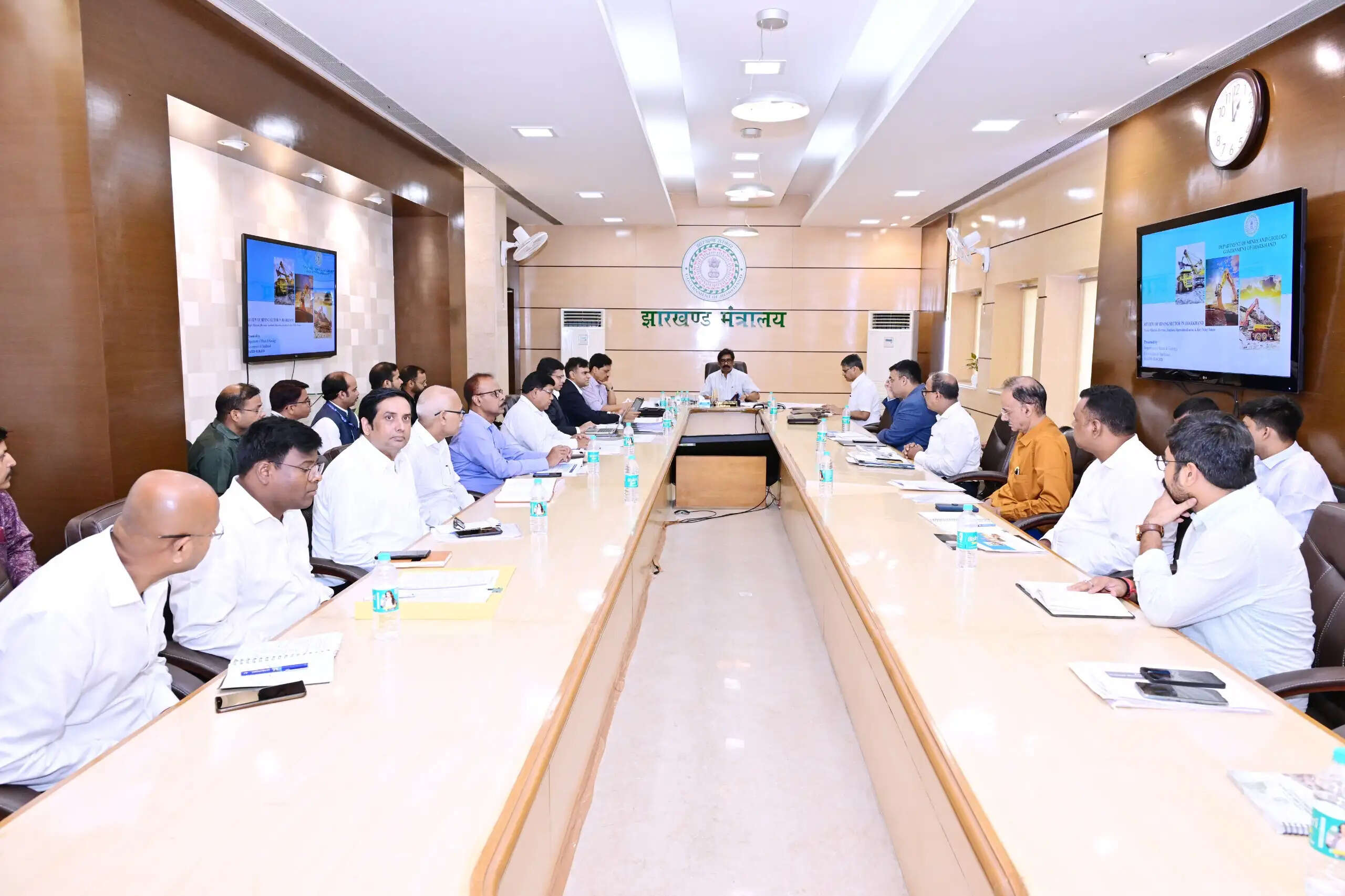 मुख्यमंत्री ने अवैध खनन, ओवरलोडिंग और रेत माफिया के खिलाफ कार्रवाई के दिए निर्देश