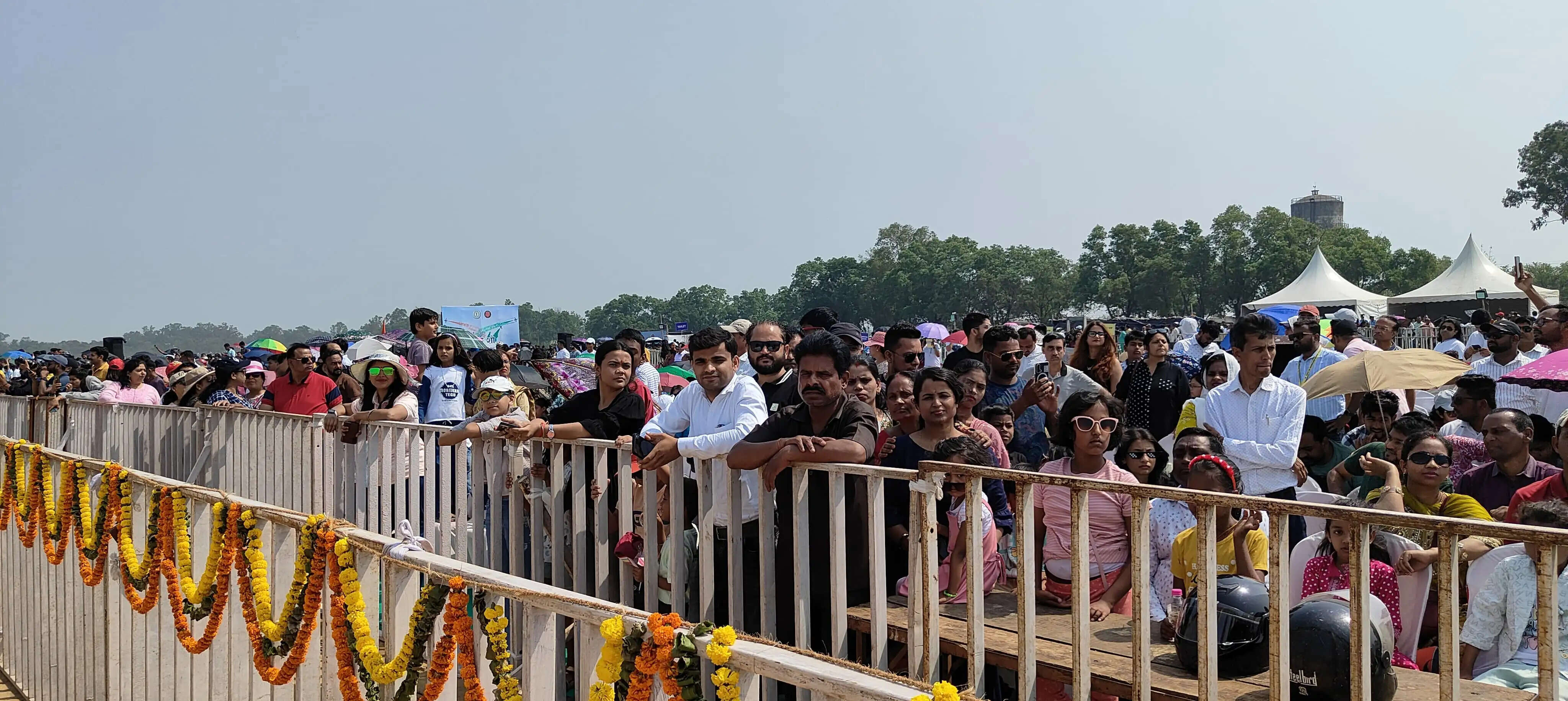 वायु सेना के अद्भुत प्रदर्शन ने दर्शकों को किया मंत्रमुग्ध