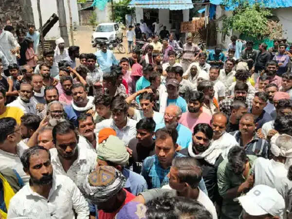 हरदा:&nbsp;स्मार्ट मीटर और बढ़े बिजली बिलों के खिलाफ ग्रामीणों का हल्ला बोल, बिजली कंपनी कार्यालय का घेराव