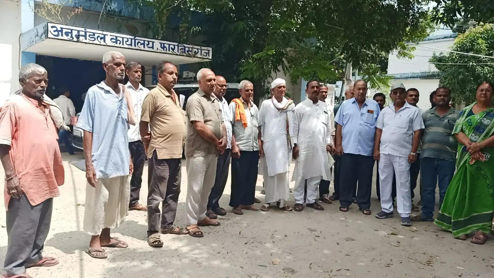 निजी जमीन पर वर्षों से बह रहा नगर का गंदा पानी, ग्रामीणों ने एसडीओ से लगाई न्याय की गुहार