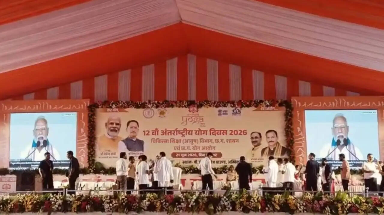 अंतरराष्ट्रीय योग दिवस पर सरगुजा में उमड़ा जनसैलाब, मुख्यमंत्री विष्णुदेव साय ने जनता के साथ किया योगाभ्यास