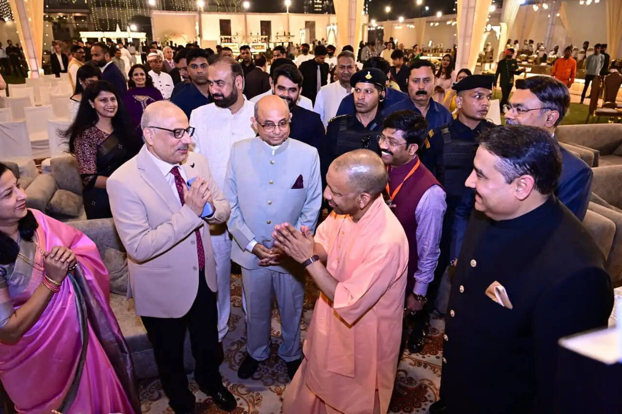 मुख्यमंत्री योगी पहुंचे प्रयागराज, अलग-अलग जगहाें पर दाे नवदंपतियाें काे दिए आशीर्वाद