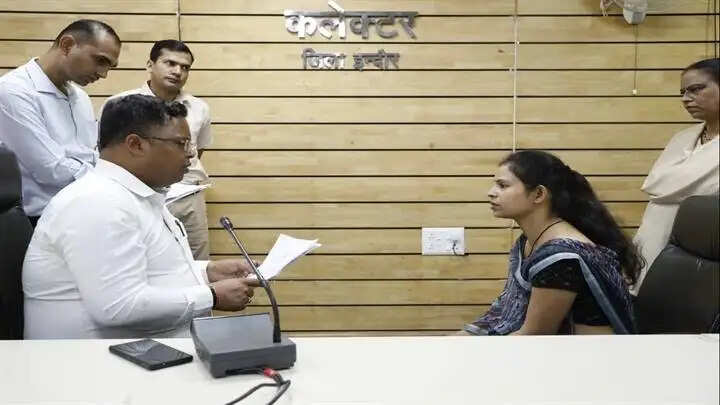 इंदौरः जनसुनवाई में कलेक्टर ने सुनी आमजन की समस्याएं, किया त्वरित निराकरण