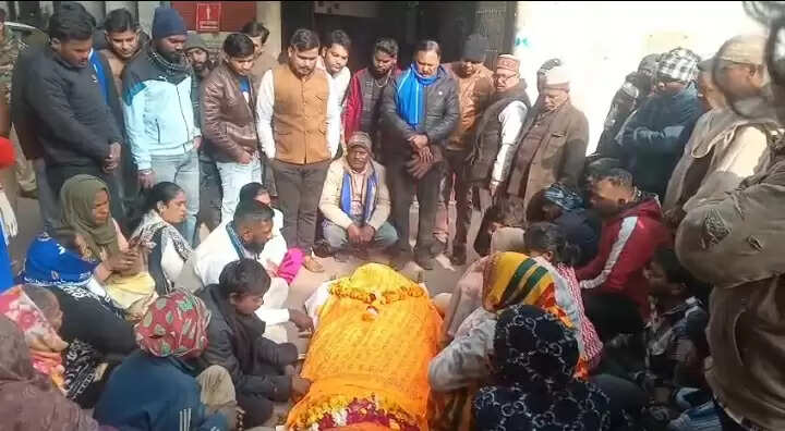 कानपुर में शीतलहर से मौत का आरोप, परिजनों ने डीएम कार्यालय पर शव रख किया प्रदर्शन, जिलाधिकारी ने बैठाई जांच