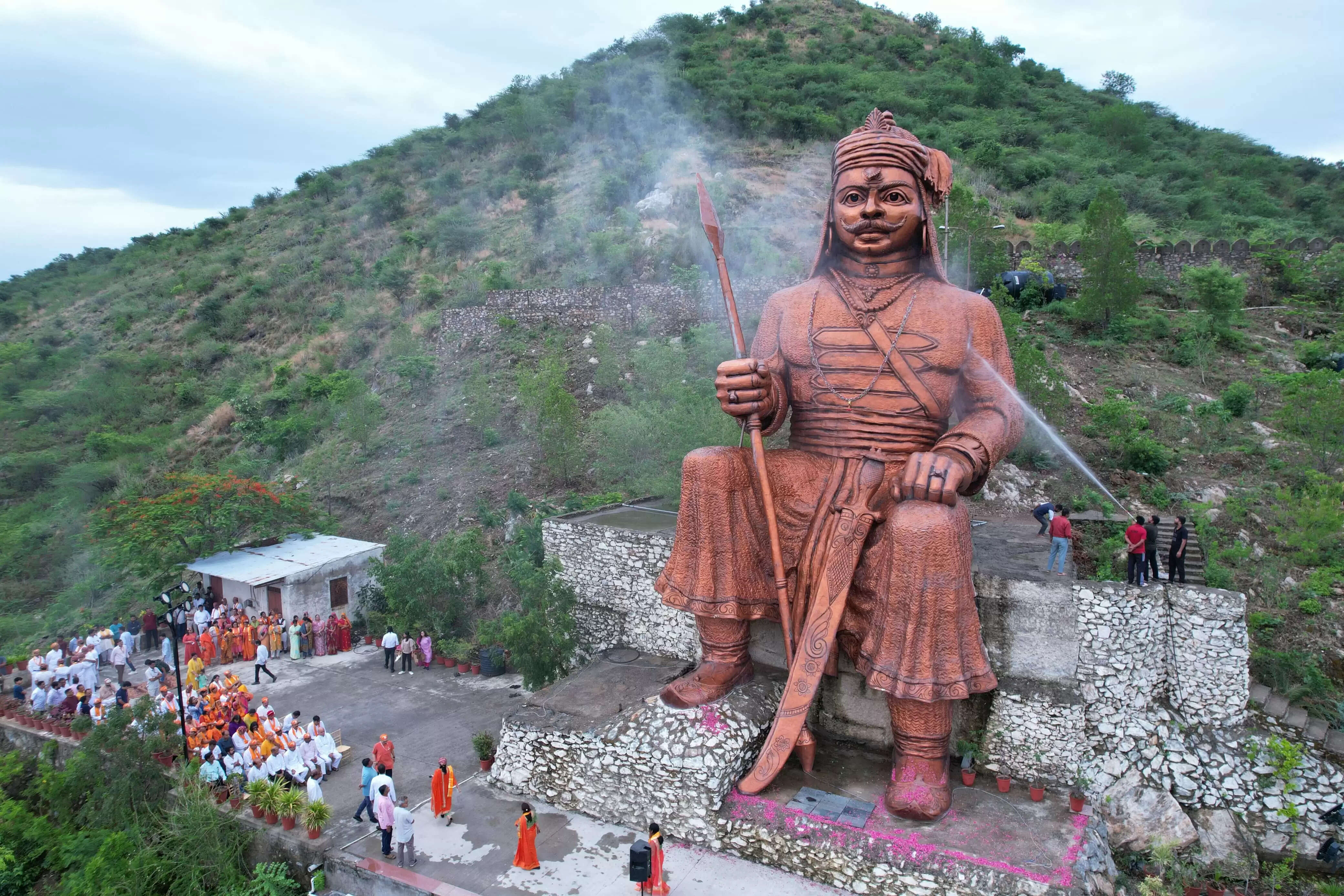 प्रताप गौरव केन्द्र में महाराणा प्रताप की 57 फीट ऊंची बैठक प्रतिमा का दुग्धाभिषेक