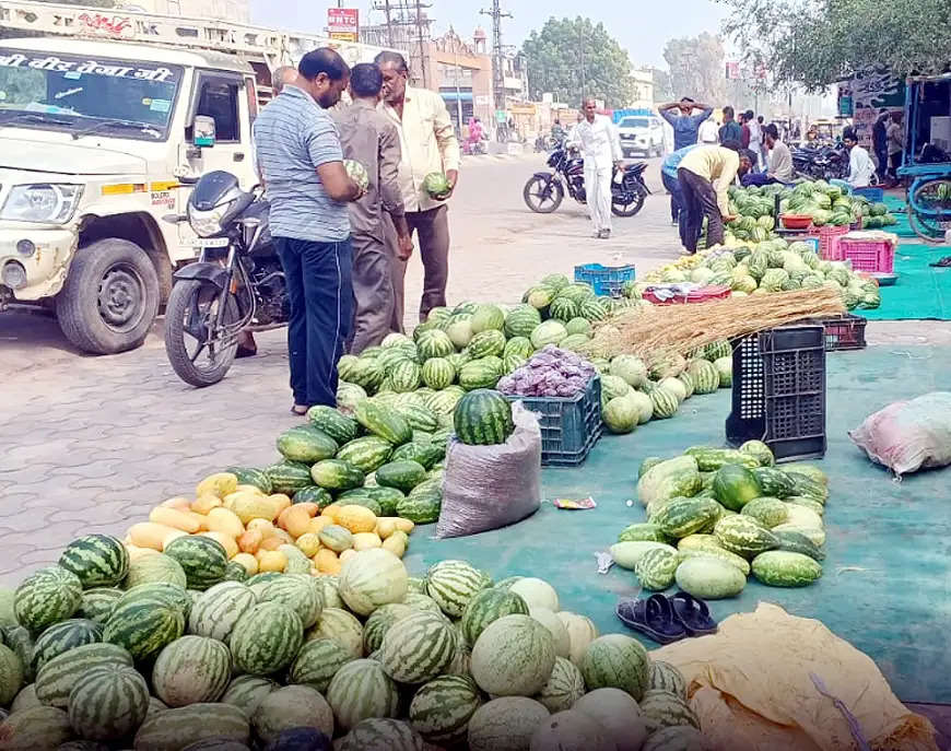 दीयाळी रा दीया दीठा, काचर-बोर- मतीरा मीठा : बीकानेर में भरा है बाजार, हर राहगीर खरीदार