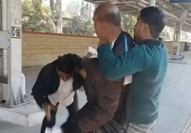 मप्रः कामायनी एक्सप्रेस में बिना टिकट यात्रा कर रहे होमगार्ड जवान ने डिप्टी सीटीआई को पीटा