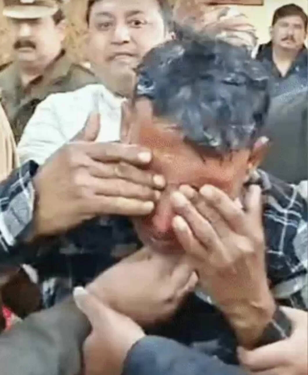 सम्पूर्ण समाधान दिवस पर जिलाधिकारी के सामने पहुंचे फरियादी ने खुद पर छिड़का पेट्रोल