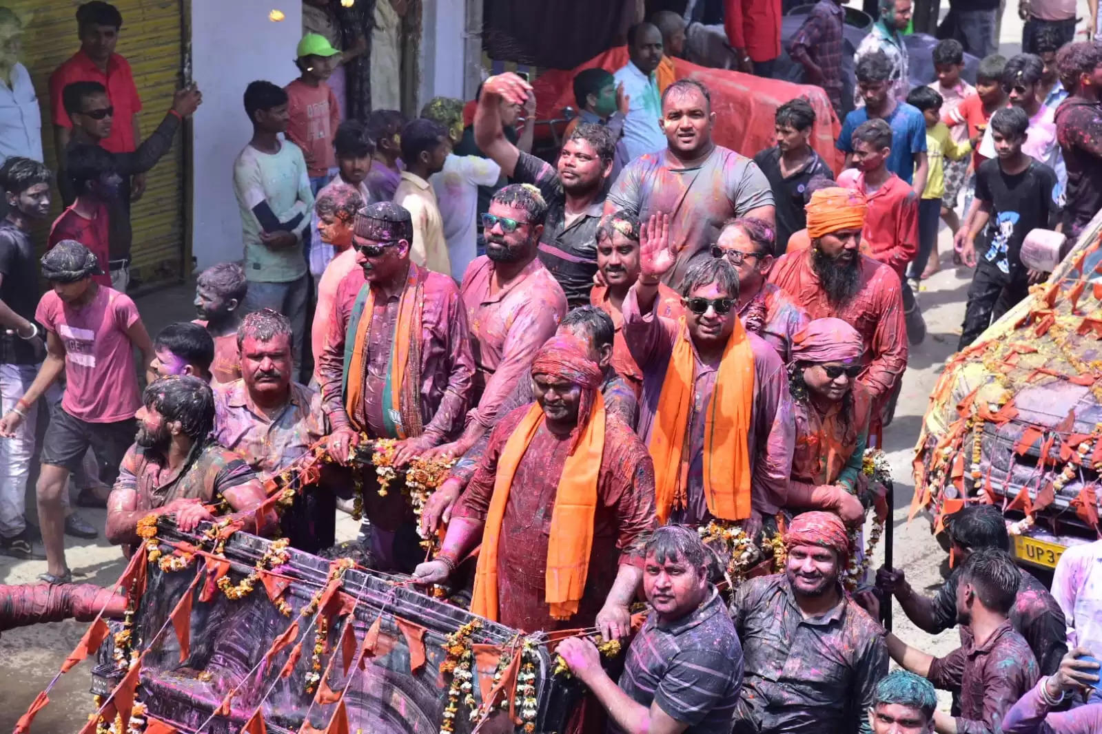 शक्तिपीठ देवीपाटन से निकली पारंपरिक होली यात्रा, श्रद्धालुओं ने जमकर खेली होली