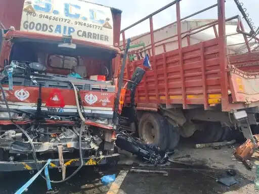 महू&nbsp;में&nbsp;भेरू घाट की ढलान पर पांच वाहन भिड़े, मुंबई-आगरा फोरलेन पर लगा जाम, पुलिस ने&nbsp;वाहनों को हटाकर यातायात कराया सुचारू