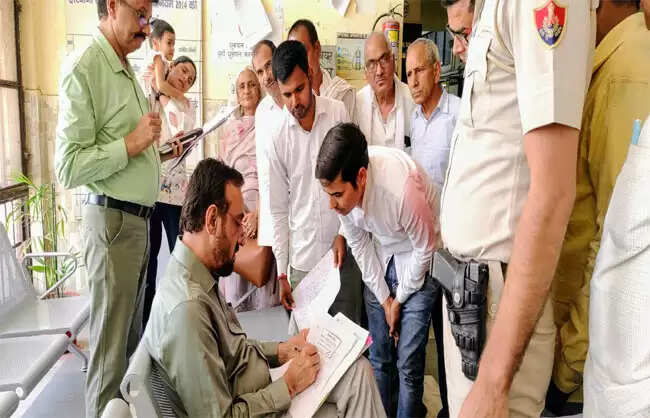 नारनौल में उपायुक्त ने आमजन के बीच बैठकर सुनी समस्याएं, देरी पर सख्त चेतावनी