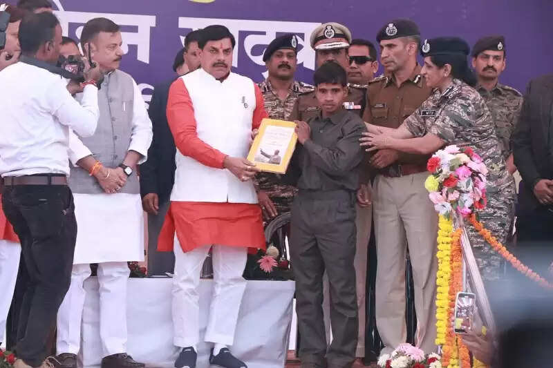 (अपडेट) मप्र के बालाघाट में मुख्यमंत्री मोहन यादव के समक्ष 10 इनामी नक्सलियों ने किया समर्पण