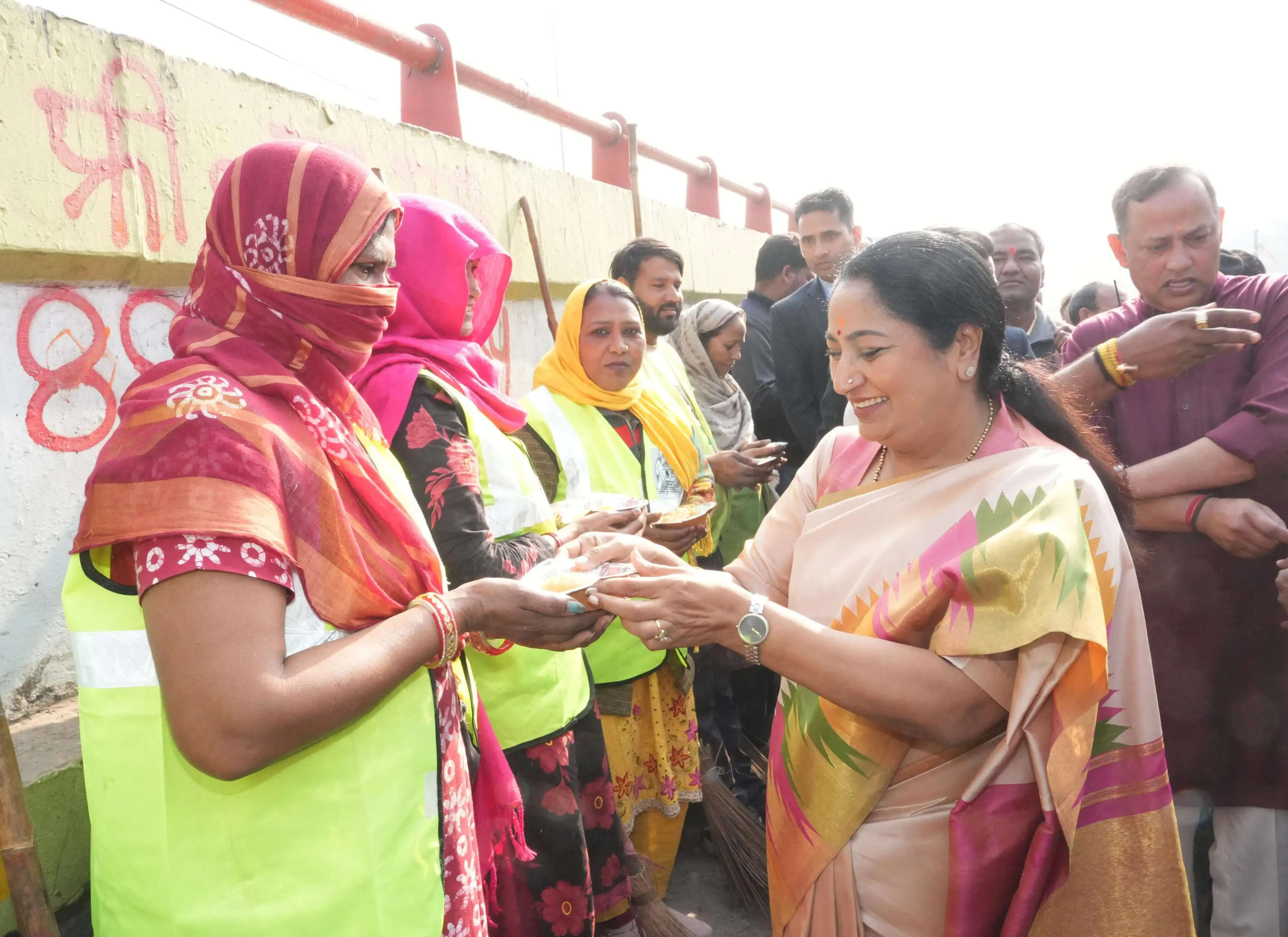 दिल्ली की मुख्यमंत्री रेखा गुप्ता ने मरघट वाले हनुमान मंदिर में की पूजा