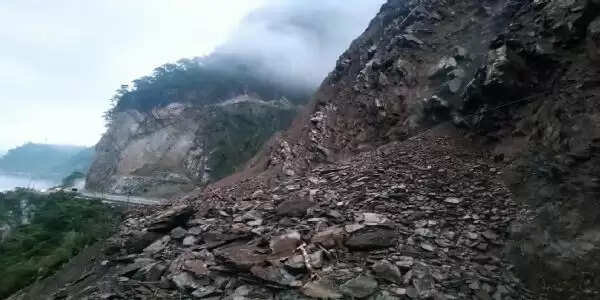 नेपाल में लगातार बारिश, भूस्खलन और बाढ़ से 9 प्रमुख राजमार्ग प्रभावित