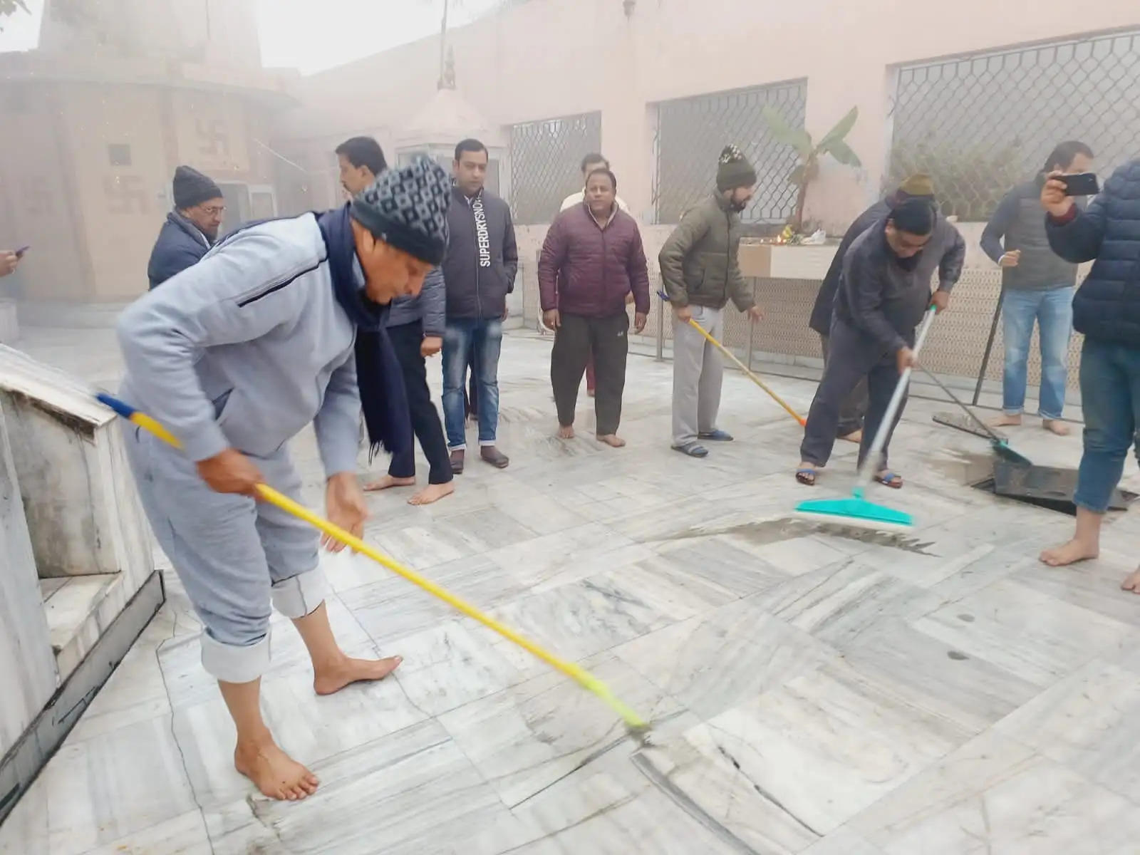 यमुनानगर: शिक्षा मंत्री कंवर पाल ने मंदिर में चलाया स्वच्छता अभियान