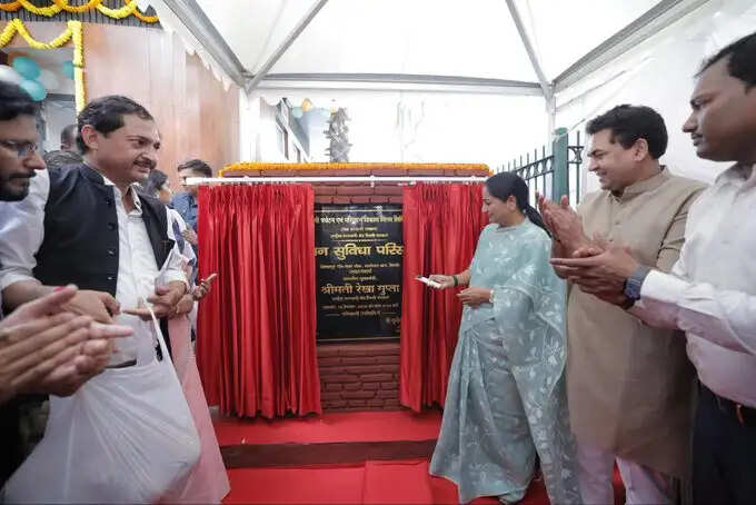मुख्यमंत्री ने नवनिर्मित सार्वजनिक शौचालय परिसर जनता को किया समर्पित किया