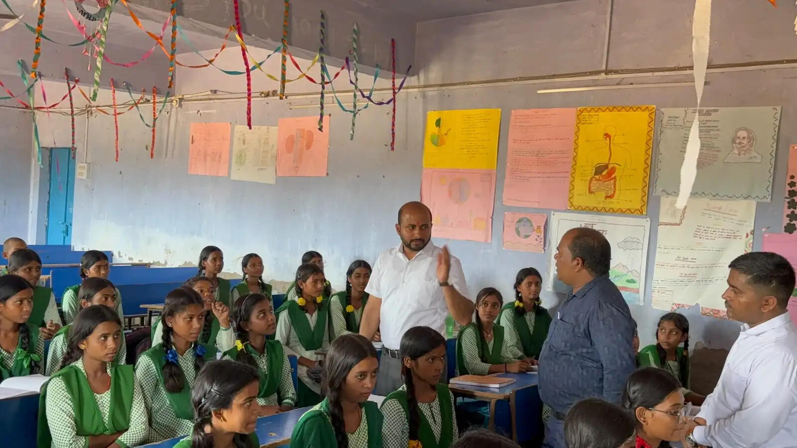 बच्चों के क्लास टीचर बन गए डीसी, बताया सक्सेस मंत्र