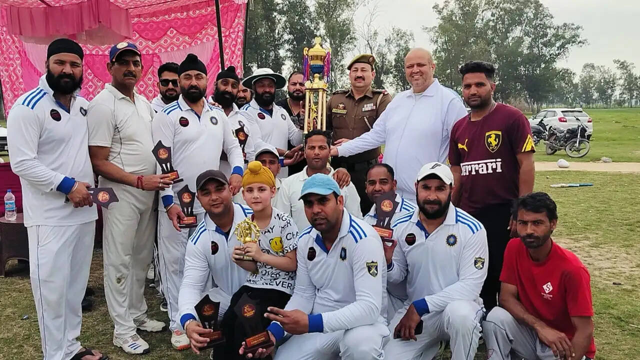 वेटेरन क्रिकेट कप प्रतियोगिता पर एवर शाइन क्रिकेट क्लब सतवारी ने किया कब्जा