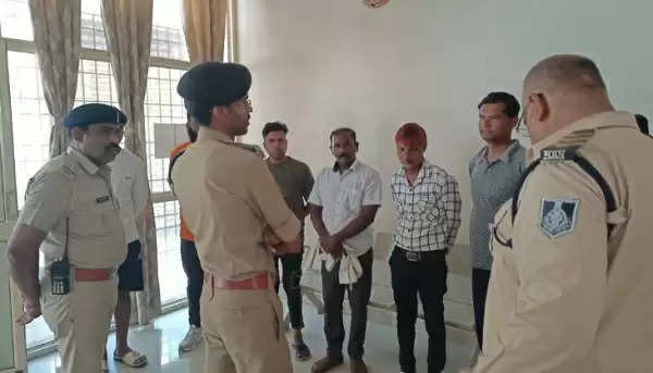 जबलपुर : रातभर सड़कों पर घूमी पुलिस, गुंडों को पकड़कर कराई परेड